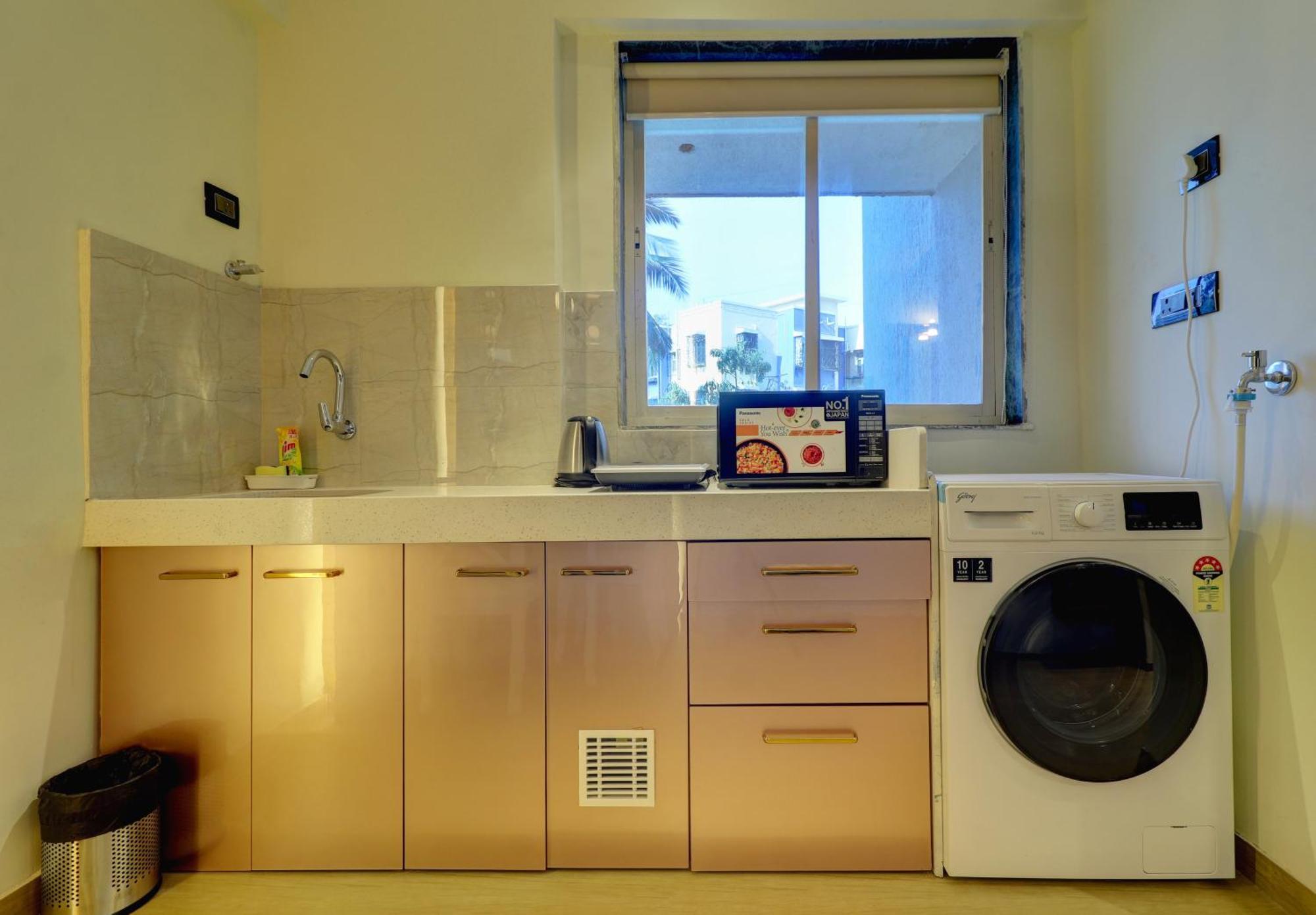 Home2 Studio Apartments Мумбай Екстериор снимка