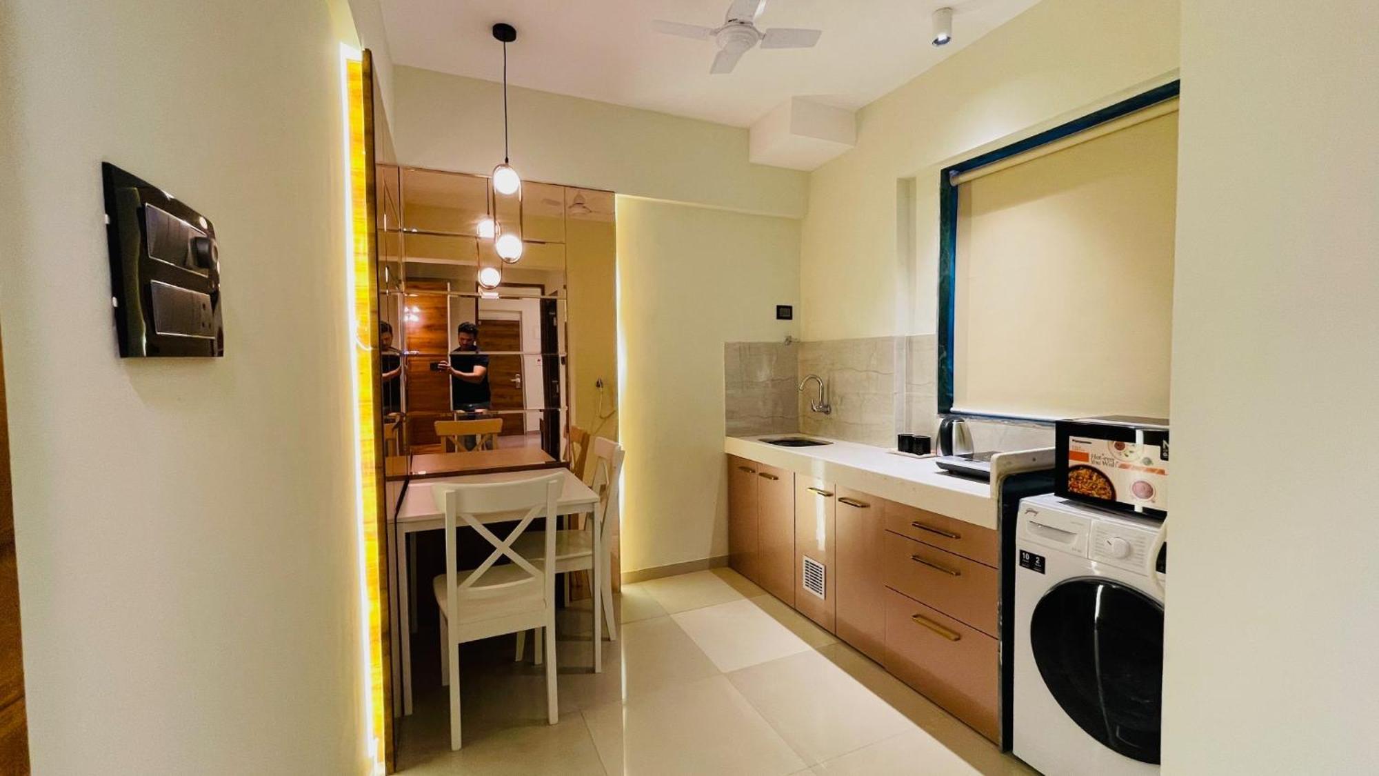 Home2 Studio Apartments Мумбай Екстериор снимка