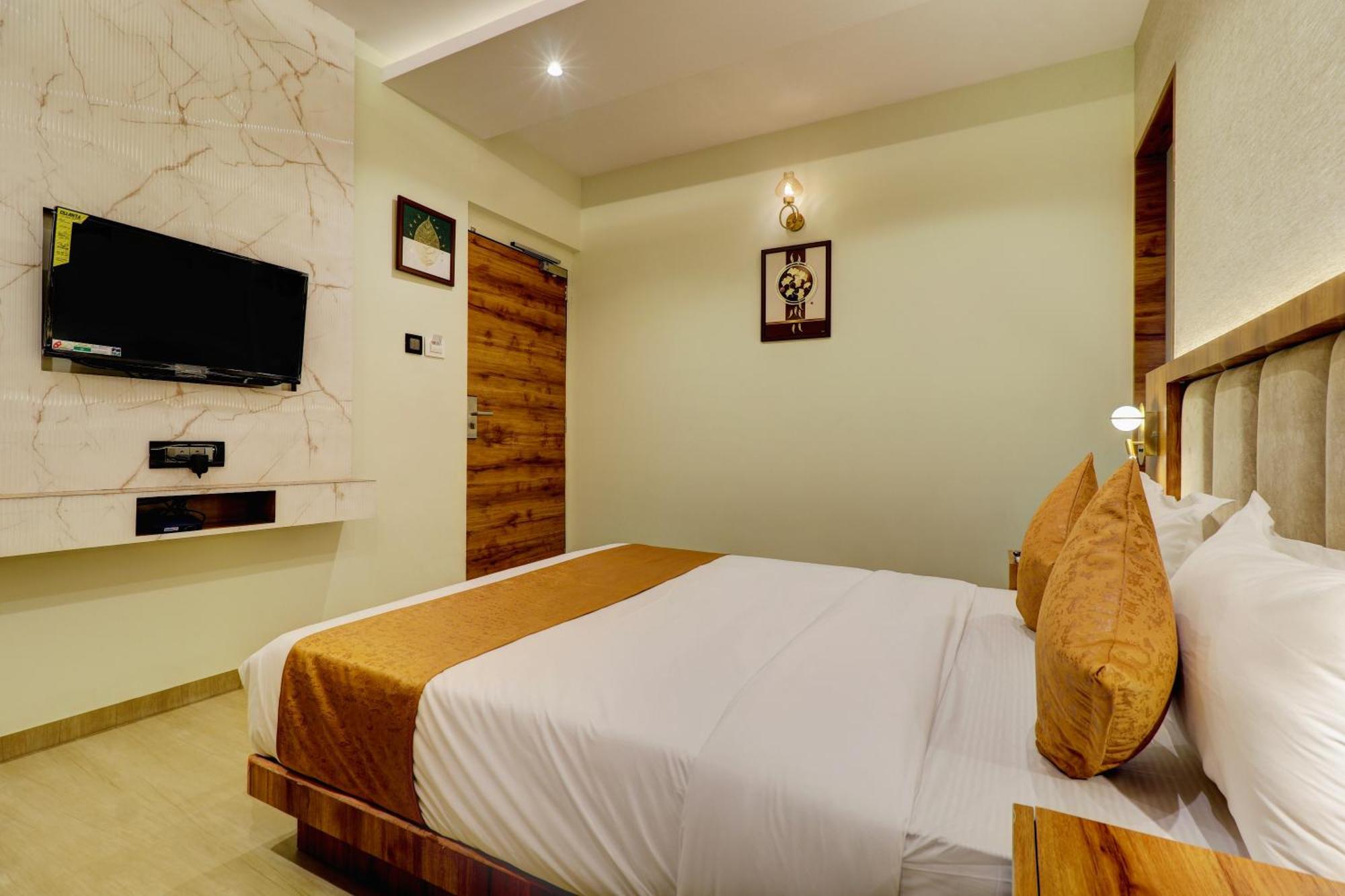 Home2 Studio Apartments Мумбай Екстериор снимка